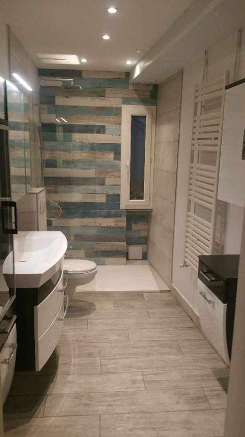Salle de bains avec mur carrelé texturé PACA