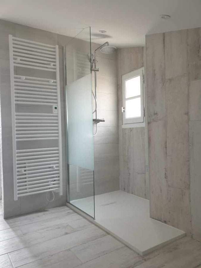 Salle de bains moderne avec douche à l’italienne PACA