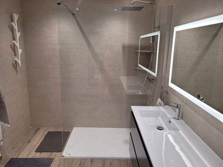 Salle de bains avec grand miroir rectangulaire avec éclairage LED intégré PACA